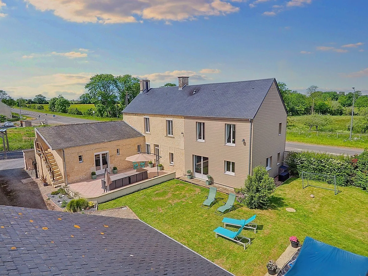 Vue aérienne de Maison Bayeux, son jardin privé et sa piscine