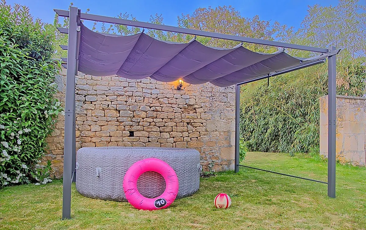Spa sous pergola dans le jardin
