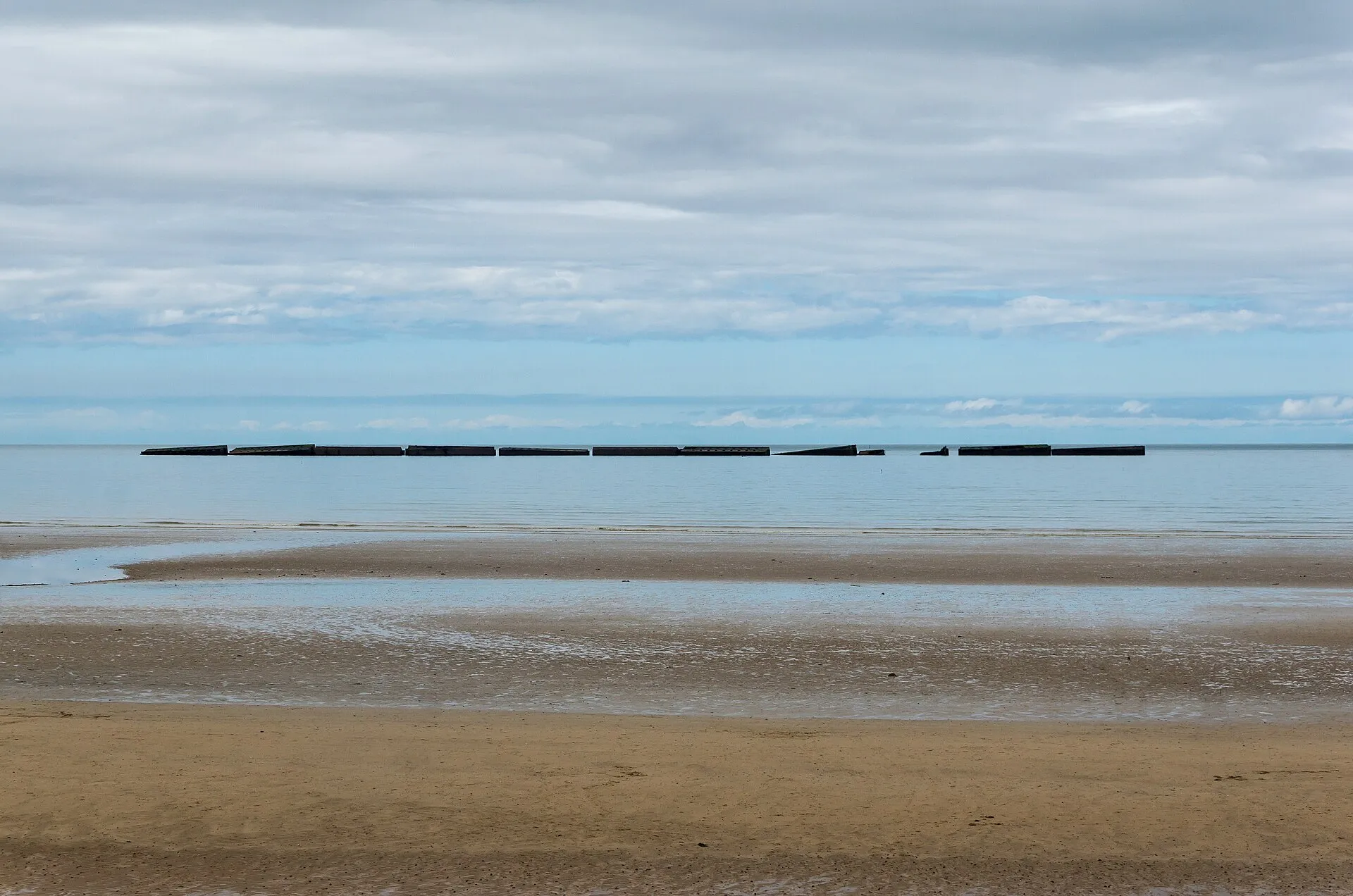 Les caissons du port artificiel Mulberry sur la plage d’Arromanches