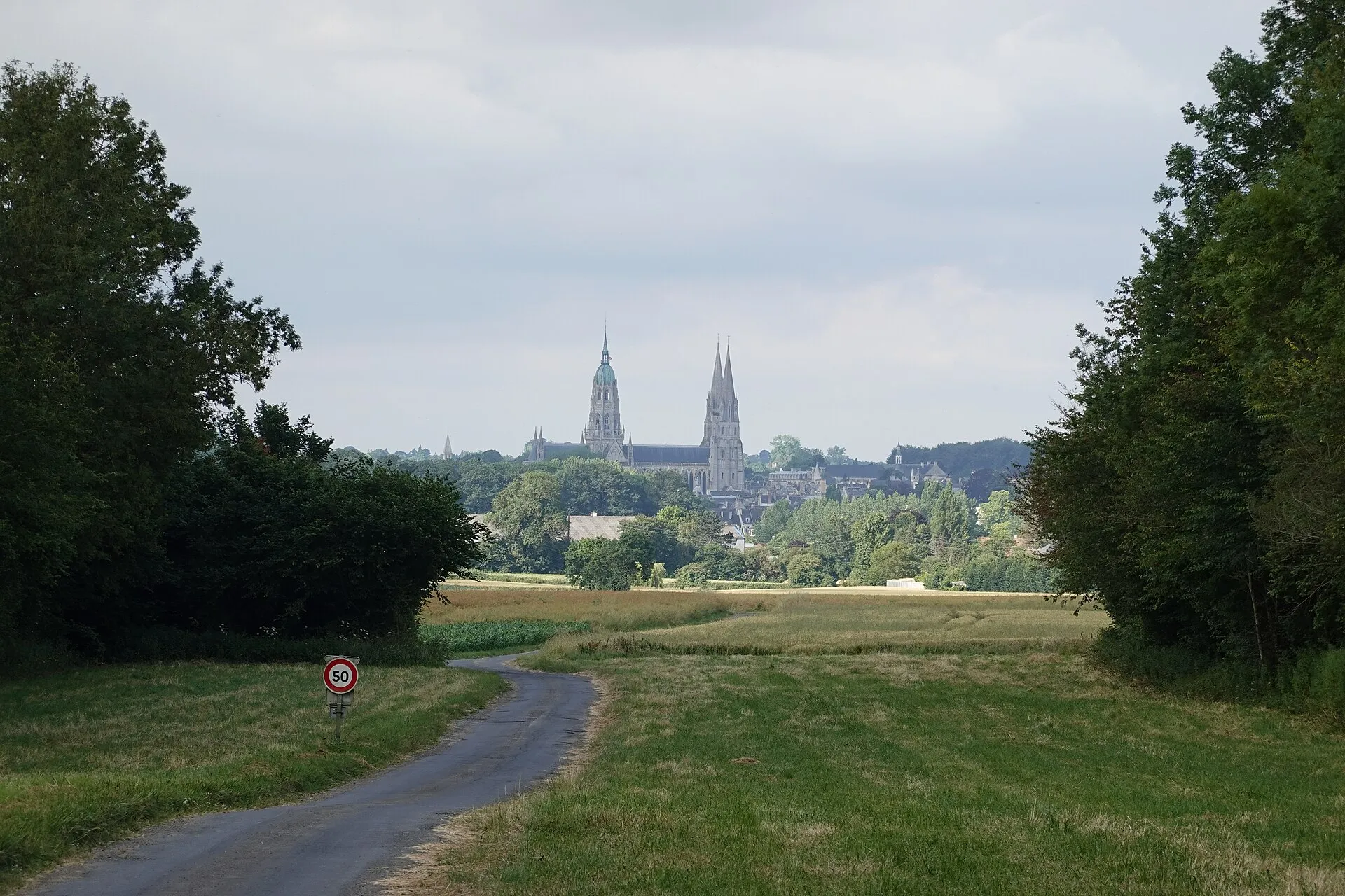 La cathédrale de Bayeux dominant la ville, vue depuis la campagne